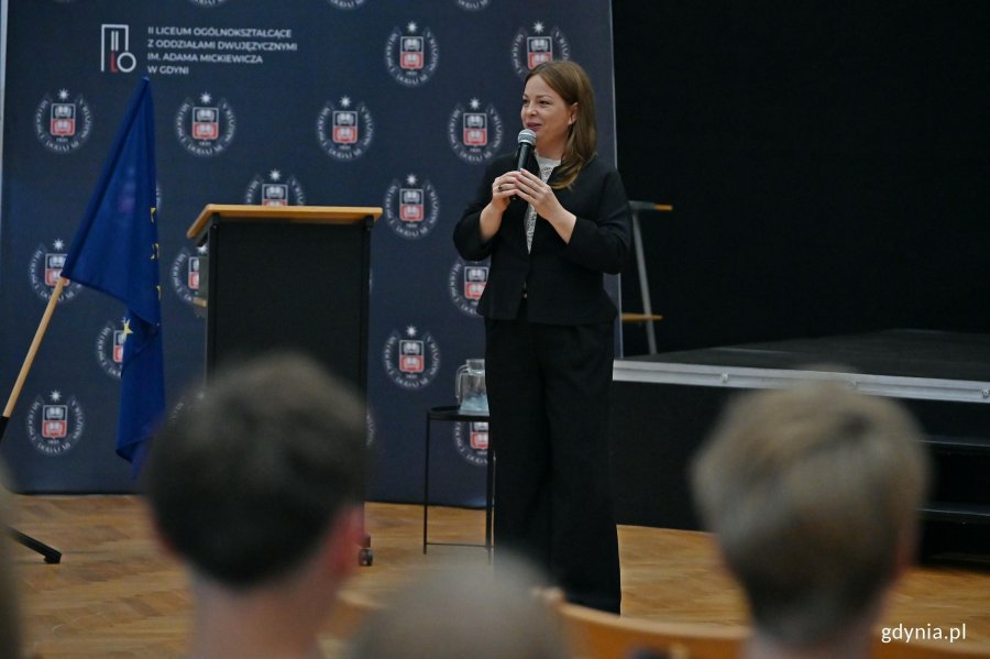 Wiceprezydentka Gdyni Oktawia Gorzeńska przemawiająca inauguracji wystawy &bdquo;Gdynia x 10&rdquo;  w auli II LO