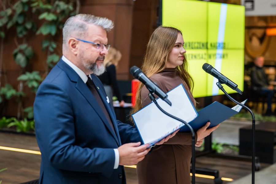 Julia Kasperkowiak i Arkadiusz Smagacz prowadzący galę konkursu Gdańsk Press Photo 2026 
