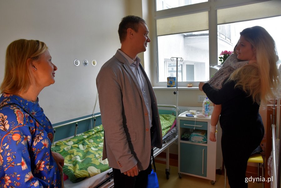Małych pacjentów, którzy spędzają Dzień Dziecka w szpitalu, odwiedzili Marcin Wołek - wiceprzewodniczący Rady Miasta Gdyni oraz Beata Szadziul - pełnomocnik prezydenta Gdyni ds. rodziny // fot. Magdalena Czernek