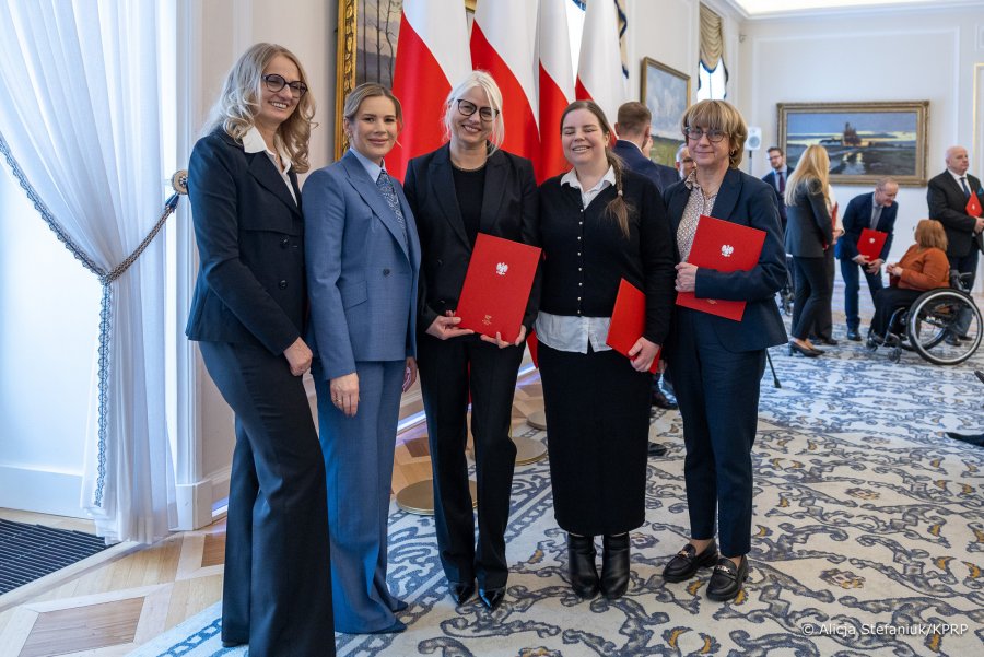 W wydarzeniu uczestniczyła r&oacute;wnież żona prezydenta Marta Nawrocka. Na zdjęciu Katarzyna Karczewska (z prawej) po otrzymaniu nominacji (fot. Kancelaria Prezydenta RP)