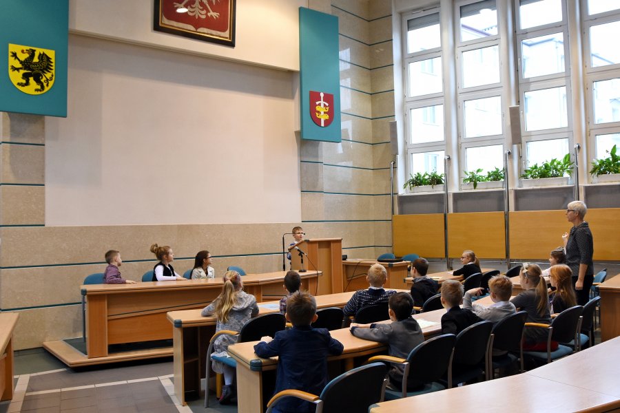 Uczniowie na sali obrad Rady Miasta Gdyni, fot. Michał Kowalski