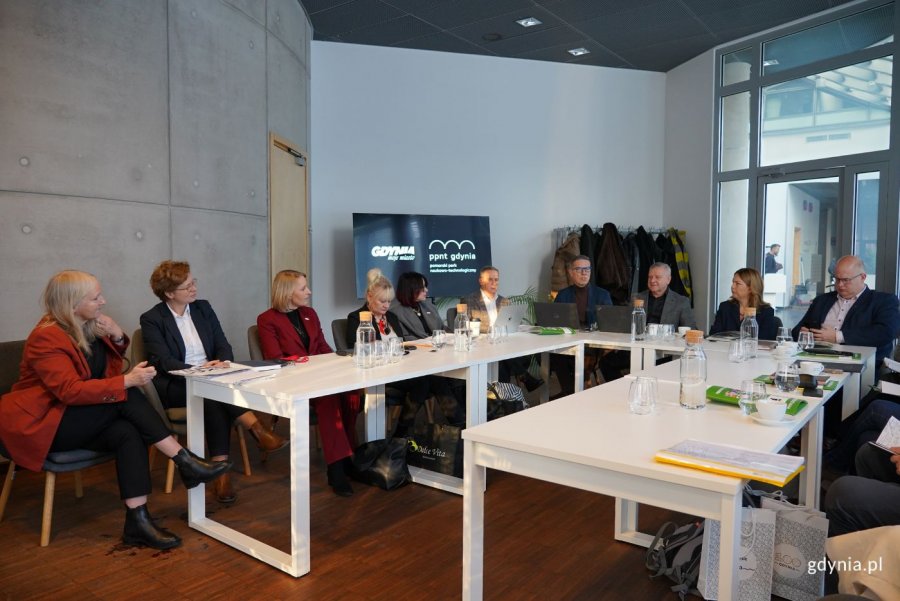 Na zdjęciu m.in. (od lewej): dyrektorka CN Experyment Alicja Harackiewicz, dyrektorka PPNT Anna Borkowska, dyrektorka Powiatowego Urzędu Pracy w Gdyni Jolanta Klauze, naczelnik Wydziału Edukacji Iwona Tanewska, zastępca kierownika Piatowego Urzędu Pracy Milena Miksa, dyrektor Departamentu Edukacji Urzędu Marszałkowskiego Wojew&oacute;dztwa Pomorskiego Adam Krawiec, wiceprezydentka Gdyni Oktawia Gorzeńska, starosta powiatu wejherowskiego Marcin Kaczmarek (fot. Magdalena Starnawska)