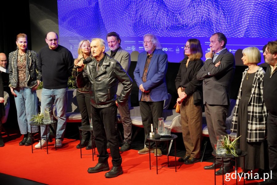 Na zdjęciu Marek Koterski z mikrofonem w towarzystwie filmowców