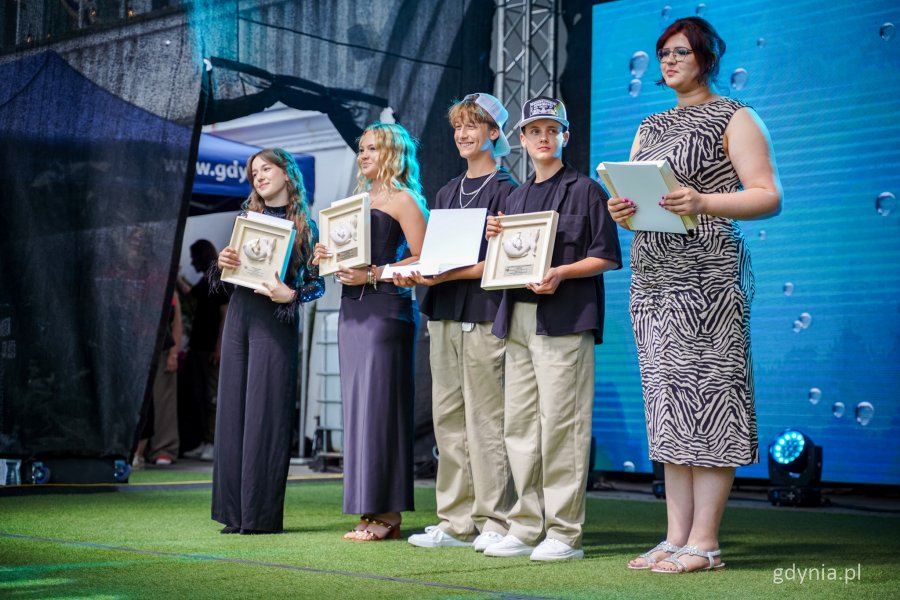 Nagradzani i wyróżniani uczestnicy Międzynarodowego Festiwalu Piosenki Gdynia Open (fot. Kamil Złoch)