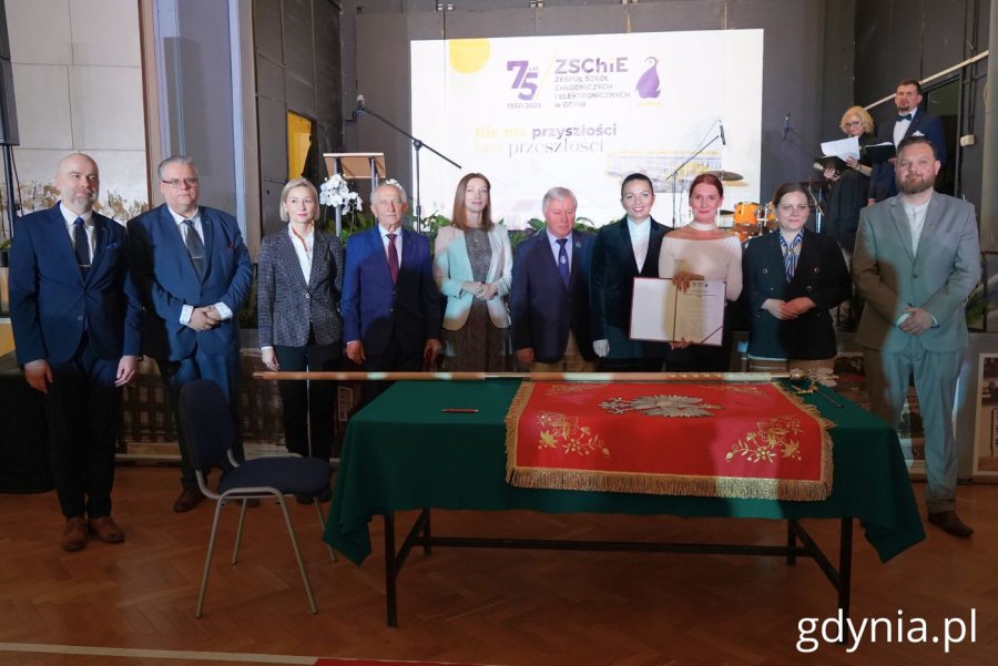 Uroczyste przekazanie sztandaru. Na zdjęciu m.in.: radna Sejmiku Województwa Pomorskiego Beata Koniarska, prezydent Gdyni Aleksandra Kosiorek, radny Łukasz Strzałkowski, prezes Pomorskiego Związku Żeglarstwa Bogusław Witkowski, dyrektorka szkoły Dorota Kotwicka (fot. Magdalena Starnawska)