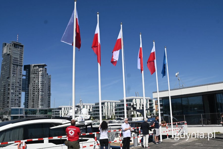 Uroczyste wzniesienie flag państwowych (fot. Magdalena Starnawska)