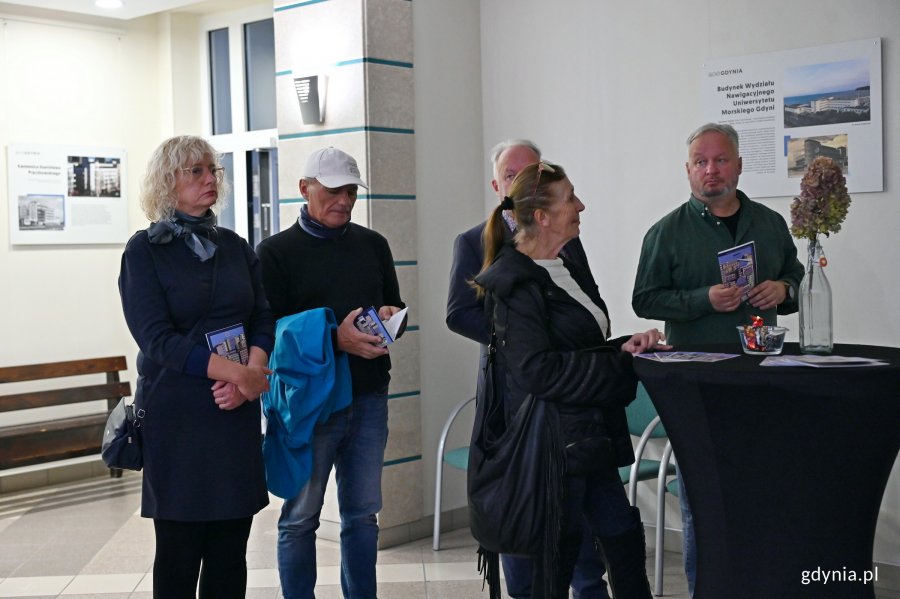 Uczestnicy wernisażu podczas oficjalnego otwarcia wystawy &bdquo;Gdynia Miasto Modernizmu&rdquo; 