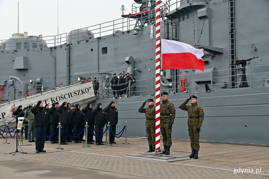 Wciągnięcie biało-czerwonej flagi na maszt podczas uroczystego pożegnania fregaty ORP „Gen. T. Kościuszko” // fot. Magdalena Czernek