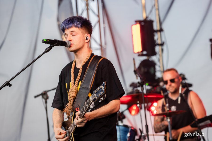 Kieras gra na gitarze
