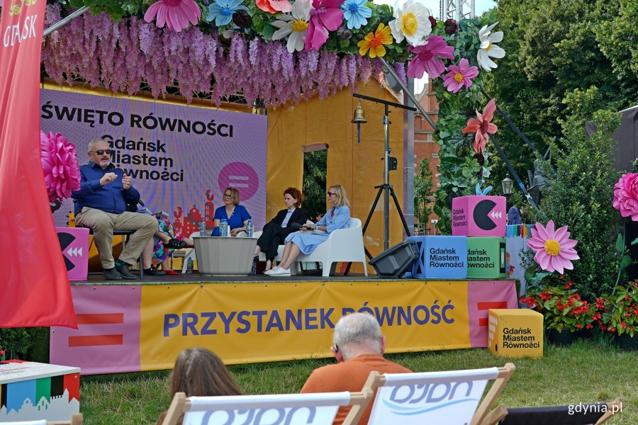 Od prawej: Katarzyna Ziemann – dyrektorka Wydziału Rozwoju Społecznego Urzędu Miejskiego w Gdańsku, Ewa Puszkiewicz – pełnomocniczka Sopotu ds. praw człowieka i Agnieszka Tokarska – radna miasta i wiceprzewodnicząca Gdyńskiej Rady Kobiet podczas debaty na Przystanku Równość