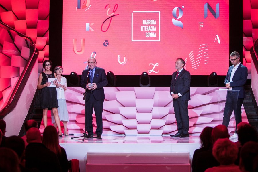 Prezydent Gdyni, Wojciech Szczurek i Krzysztof Mrowcewicz, przemawiający podczas uroczystej gali Nagrody Literackiej Gdynia 2018 (fot. Karol Stańczak)