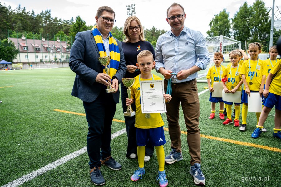 Marcin Skwierawski (z prawejj) i Oktawia Gorzeńska (w środku) z przedstawicielami piłkarskiej Arki Gdynia (fot. Kamil Złoch)