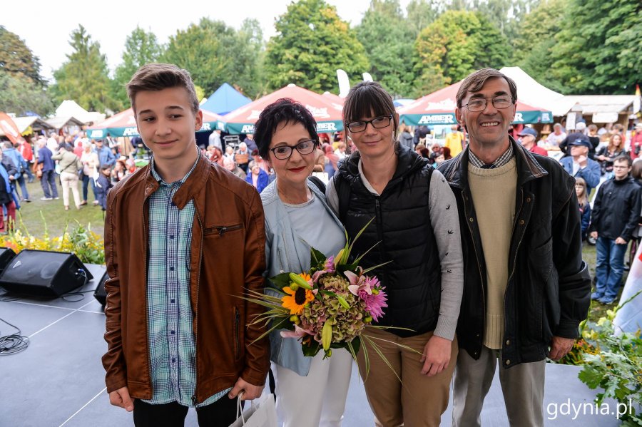 Laureaci konkursu "Gdynia w Kwiatach" odebrali z rąk przewodniczącej Rady Miasta Joanny Zielińskiej nagrody i wyróżnienia // fot. Przemysła Świderski