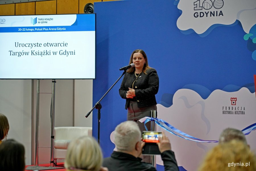 Prezydent Gdyni Aleksandra Kosiorek przemawiająca podczas otwarcia Targ&oacute;w Książki w Gdyni 