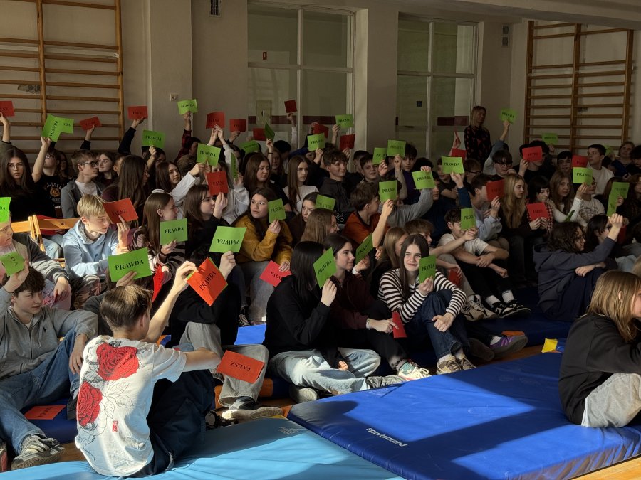 Uczniowie w trakcie spotkania z prezydent Aleksandrą Kosiorek