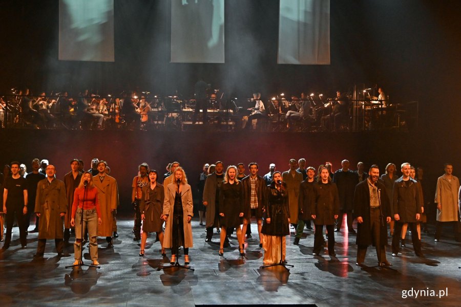 Zdjęcie z próby „Koncertu Sylwestrowego” w Teatrze Muzycznym w Gdyni. Scena zbiorowa // fot. Magdalena Czernek