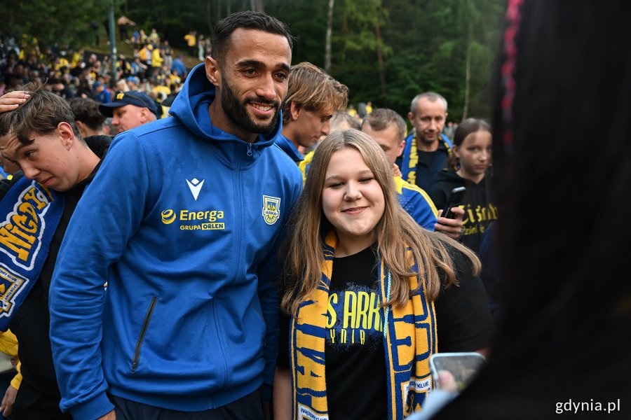 XII Spotkanie Międzypokoleniowe kibiców Arki Gdynia na słynnej „Górce” przy ulicy Ejsmonda - kibice uczestniczący w wydarzeniu (fot. Michał Puszczewicz)