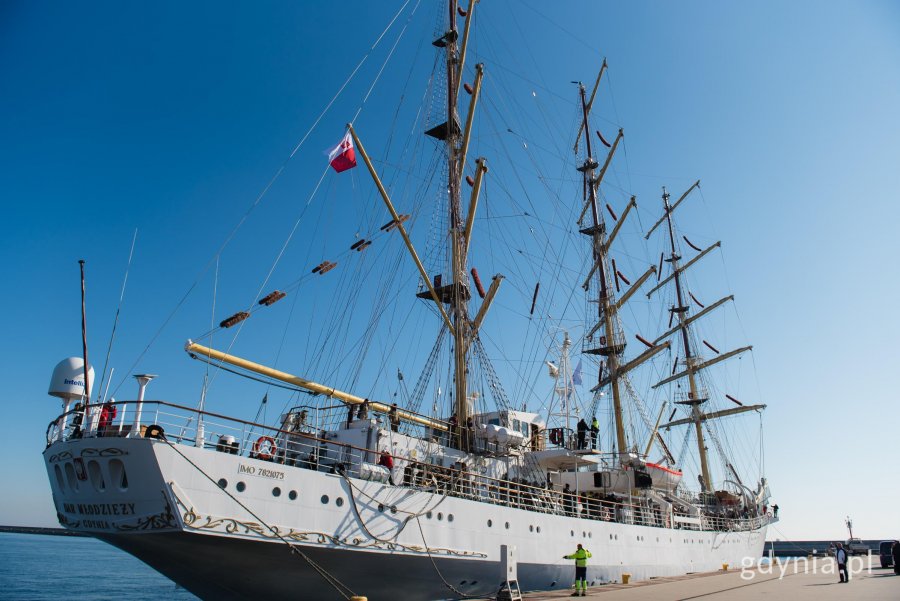 &bdquo;Dar Młodzieży&rdquo; cumujący przy Nabrzeżu Pomorskim