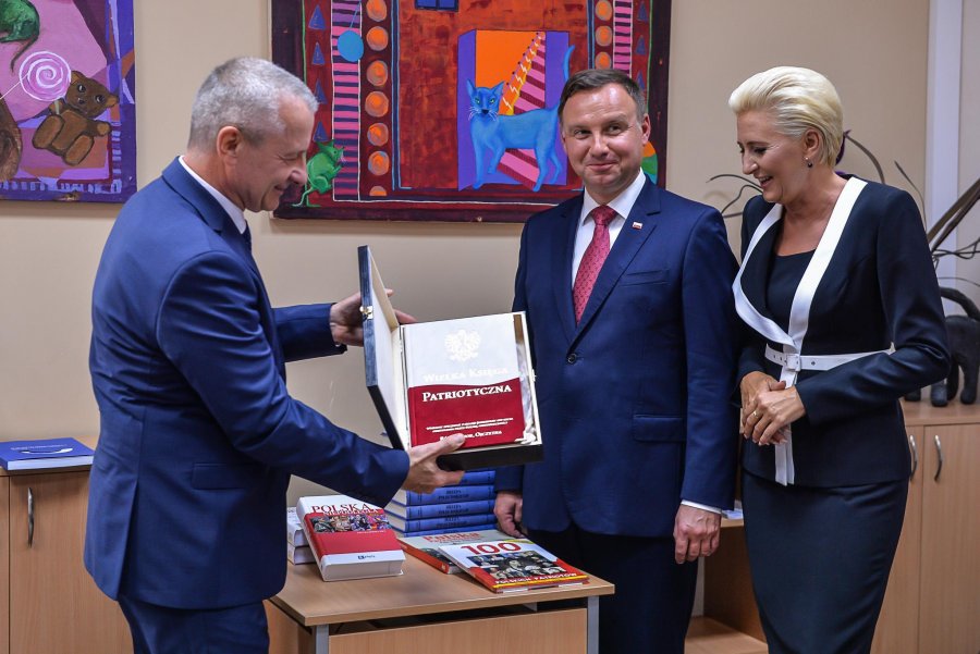 Uroczystości w III LO w Gdyni i wizyta pary prezydenckiej, po lewej stronie Wiesław Kosakowski, dyrektor III LO, fot. Przemysław Świderski