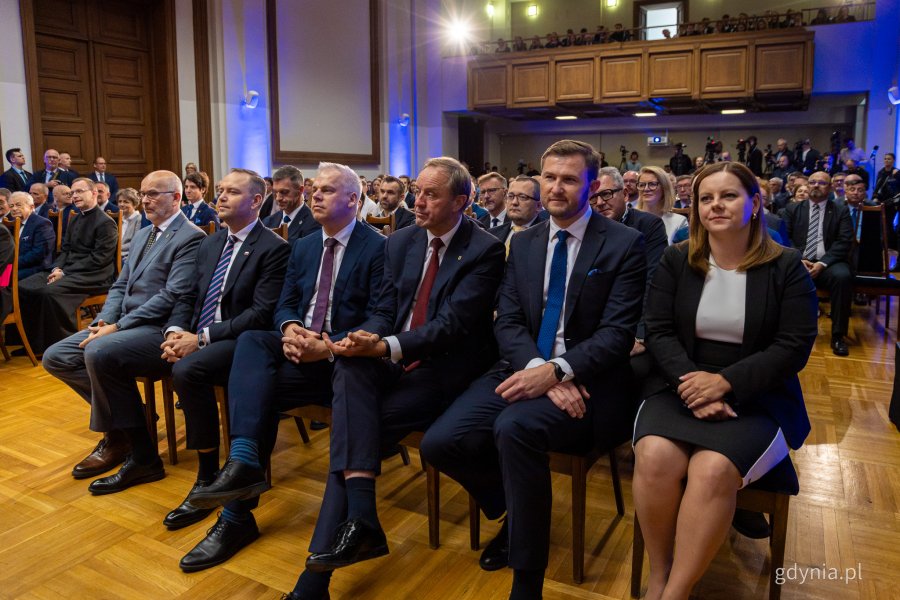 Od prawej m.in.: prezydent Gdyni Aleksandra Kosiorek, zastępca prezydent Gdańska Piotr Grzelak, marszałek województwa pomorskiego Mieczysław Struk, prezydent RP Karol Nawrocki. Inauguracja roku akademickiego 2025/2026 na Politechnice Gdańskiej (fot. Kamil Złoch)