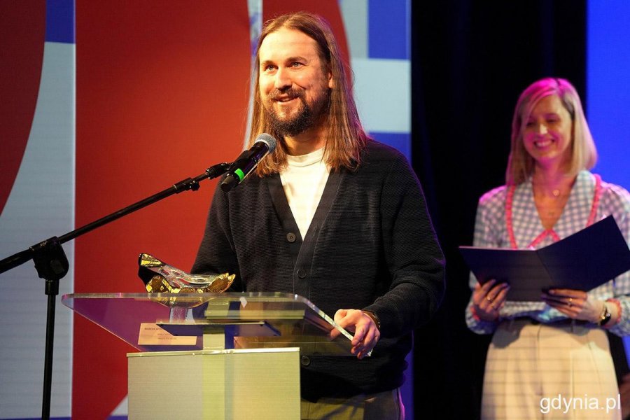 Reżyser Paweł Podolski, laureat w kategorii &bdquo;Debiut artystyczny&rdquo; przemawia ze sceny