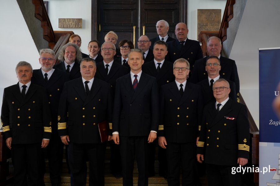 Spotkanie na Uniwersytecie Morskim. Na zdjęciu widoczni: Arkadiusz Marchewka, wiceminister infrastruktury oraz prof. dr hab. inż. kpt. ż.w. Adam Weintrit, rektor Uniwersytetu Morskiego oraz przedstawiciele Senatu Uniwersytetu Morskiego. (fot. Łukasz Kamasz)