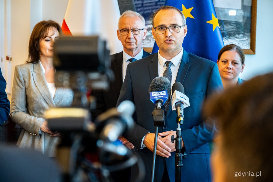 Konferencja prasowa w Pomorskim Urzędzie Wojewódzkim dotycząca podpisania listu intencyjnego – przemawia wicewojewoda Emil Rojek (fot. Kamil Złoch)