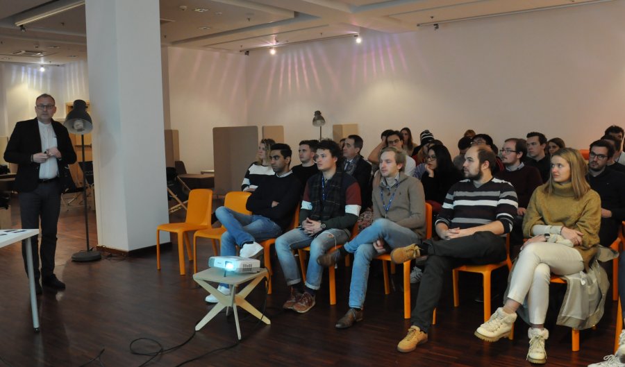 Studenci z Antwerp Management School podczas spotkania z wiceprezydentem Gdyni Michałem Guciem w Pomorskiem Parku Naukowo-Technologicznym // fot. Magdalena Czernek