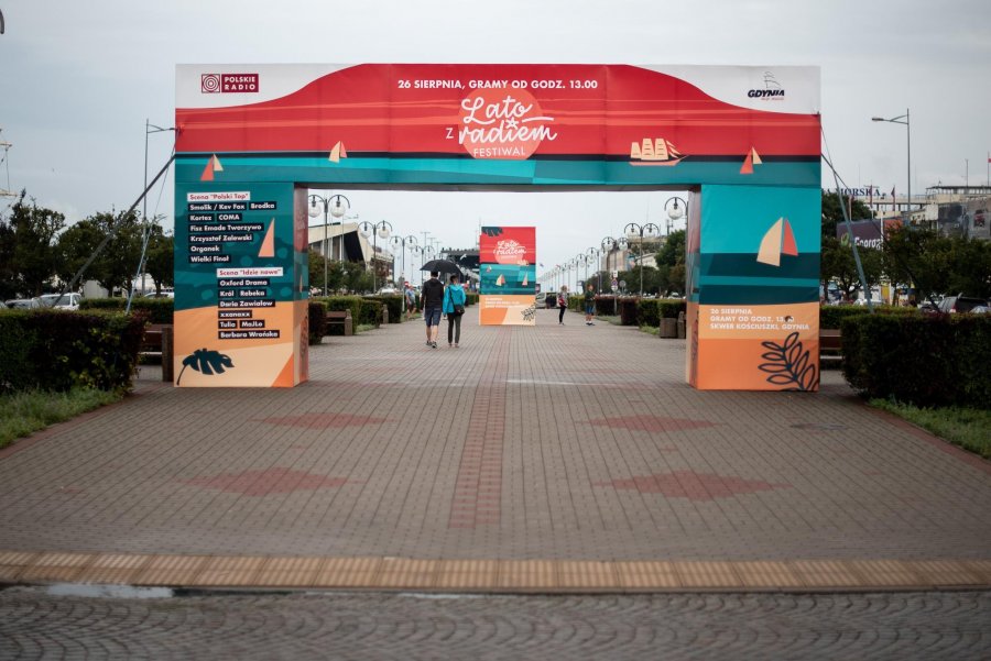 Plenerowe studia Polskiego Radia nadają z Gdyni przed „Lato z Radiem Festiwal”, fot. Dawid Linkowski