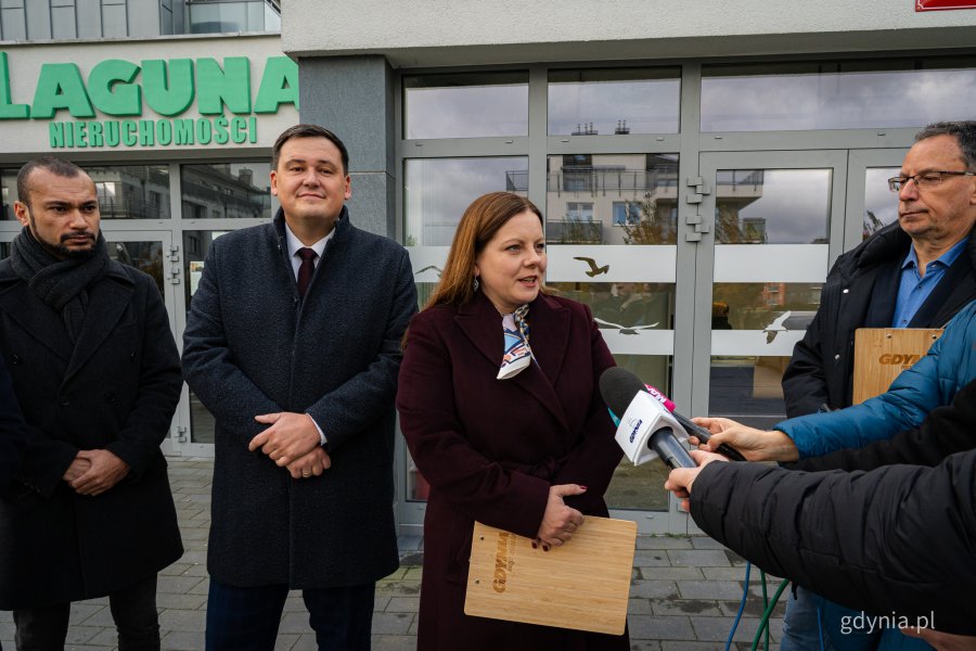 Prezydent Gdyni Aleksandra Kosiorek, obok sekretarz miasta i dyrektor generalny urzędu Łukasz Kobus, radny Marcus da Silva. Nowo otwarty Punkt Obsługi Mieszkańców Urzędu Miasta Gdyni na Chwarznie-Wiczlinie, w lokalu przy ul. Tęczowej 37 (fot. Kamil Złoch)