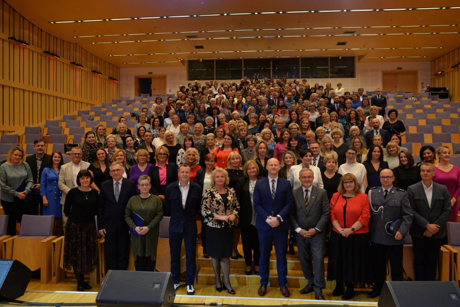 Grupowe zdjęcie wszystkich gości, uczestników i publiczności wydarzenia 