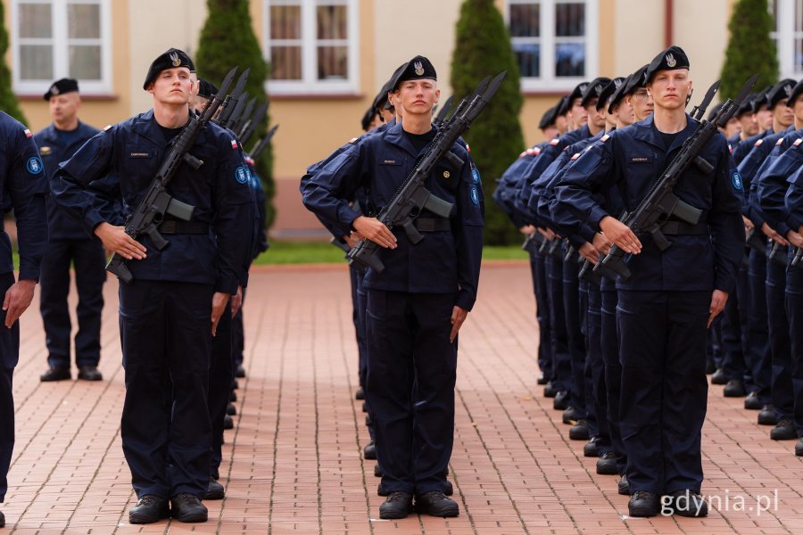 Podchorążowie Akademii Marynarki Wojennej podczas uroczystej przysięgi wojskowej