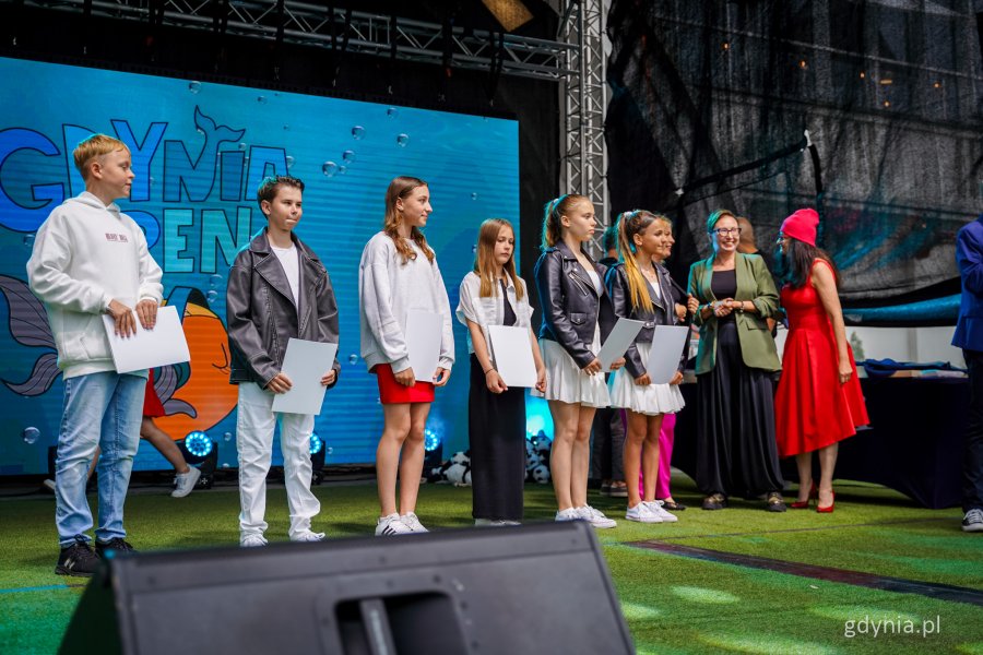 Nagradzani i wyróżniani uczestnicy Międzynarodowego Festiwalu Piosenki Gdynia Open (fot. Kamil Złoch)