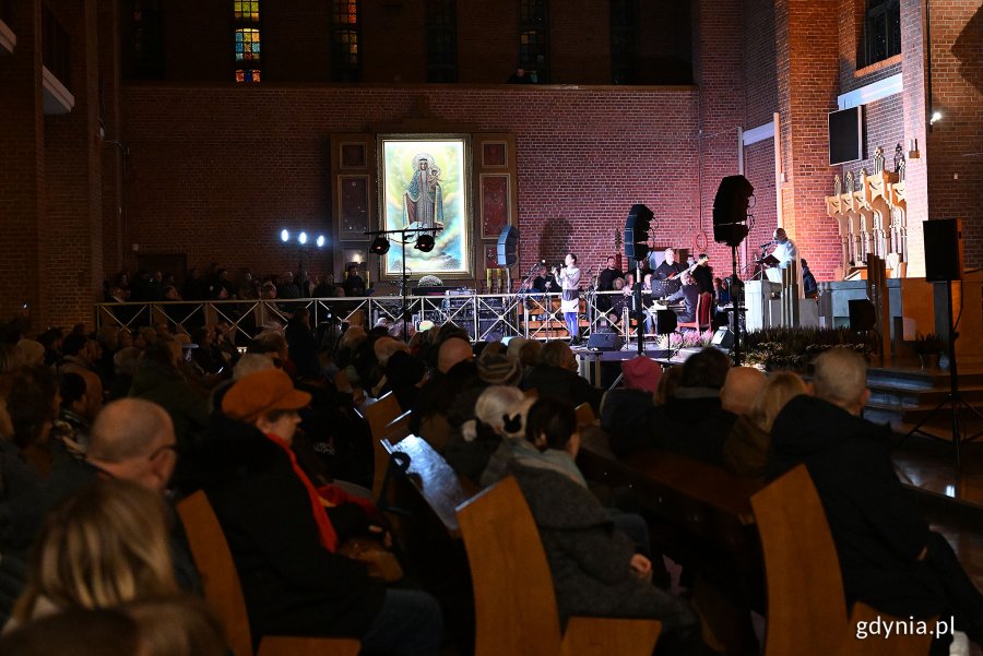 Muzycy występujący podczas XXVI Zaduszek Jazzowych i przysłuchująca się im publiczność