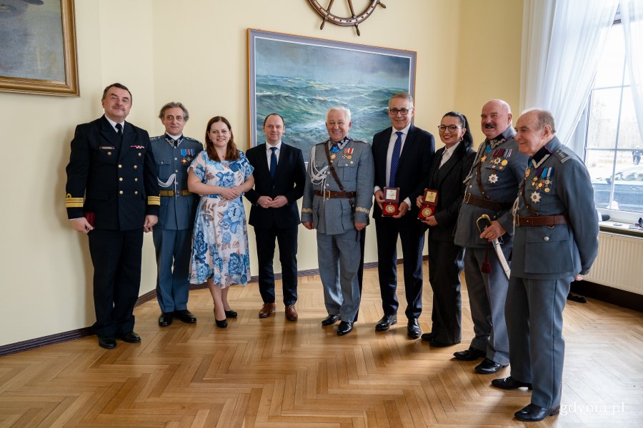 Goście i organizatorzy jubileuszu. Na zdjęciu m.in prezydent Gdyni Aleksandra Kosiorek, poseł na Sejm RP Rafał Siemaszko, radna Sejmiku Województwa Pomorskiego Beata Koniarska,  Alain Mompert, Konsul Honorowy Francji na Pomorzu, prezes Zarządu Krajowego Związku Piłsudczyków RP gen. zw. Stanisław Władysław Śliwa oraz prezes Zarządu Okręgu Pomorskiego Związku Piłsudczyków RP w Gdyni płk. ZP RP Julian Aleksander Michaś (fot. Natalia Kawalerowicz)
