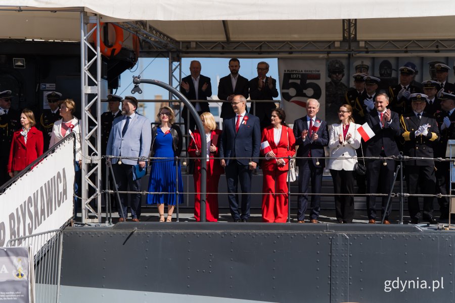 Na pokładzie stoją m.in.: senator Sławomir Rybicki, posłanki Wioleta Tomczak i Dorota Arciszewska-Mielewczyk, wicewojewoda pomorski Emil Rojek, członkini zarządu wojew&oacute;dztwa pomorskiego Agnieszka Baranowska, przewodniczący Rady Miasta Gdyni Tadeusz Szemiot, wiceprezydent Gdyni Tomasz Augustyniak, radni miasta &ndash; Teresa Bysewska, Larysa Kramin, Agnieszka Tokarska i  Norbert Anisowicz oraz przedstawiciele Marynarki Wojennej 