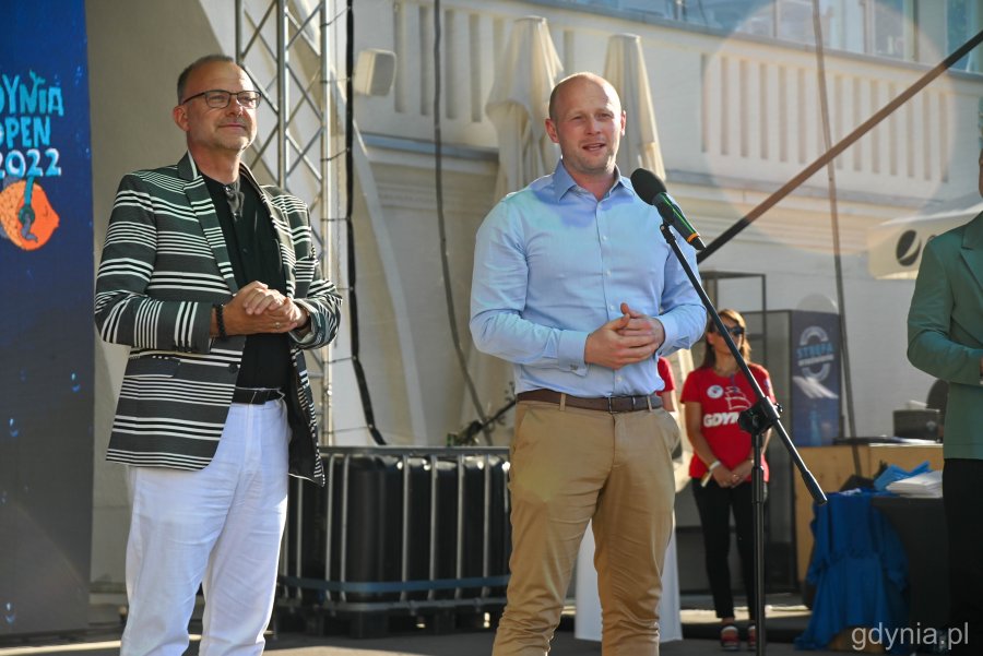 Na scenie stoi dwóch wiceprezydentów przemawia Bartosz Bartoszewicz. 
