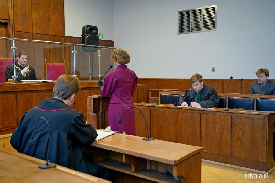 Inscenizacja rozprawy sądowej z lat 30. XX wieku zaprezentowana w ramach inauguracji wystawy w Sądzie Rejonowym w Gdyni
