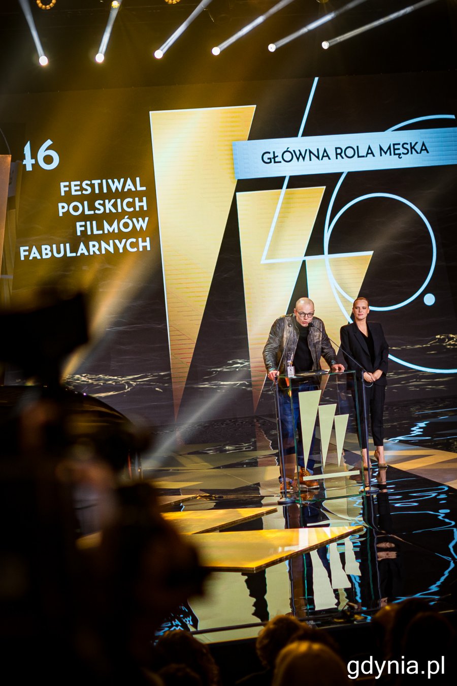 Gala finałowa 46. Festiwalu Polskich Filmów Fabularnych w Gdyni - aktor Jacek Beler odbiera nagrodę za główną rolę męską, fot. Kamil Złoch