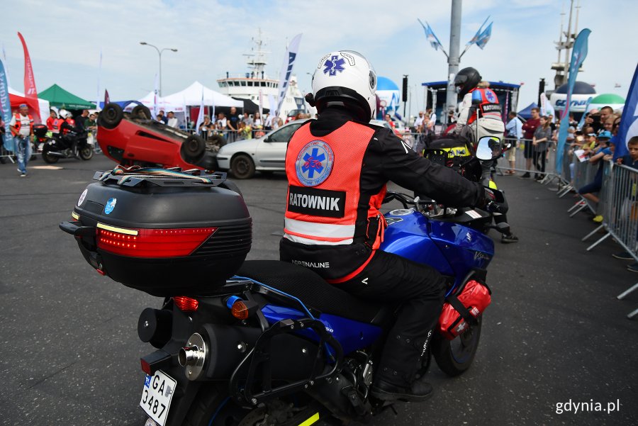 Symulacja akcji ratowniczej po wypadku drogowym w ramach 14. Moto Safety Day w Gdyni // fot. Michał Puszczewicz