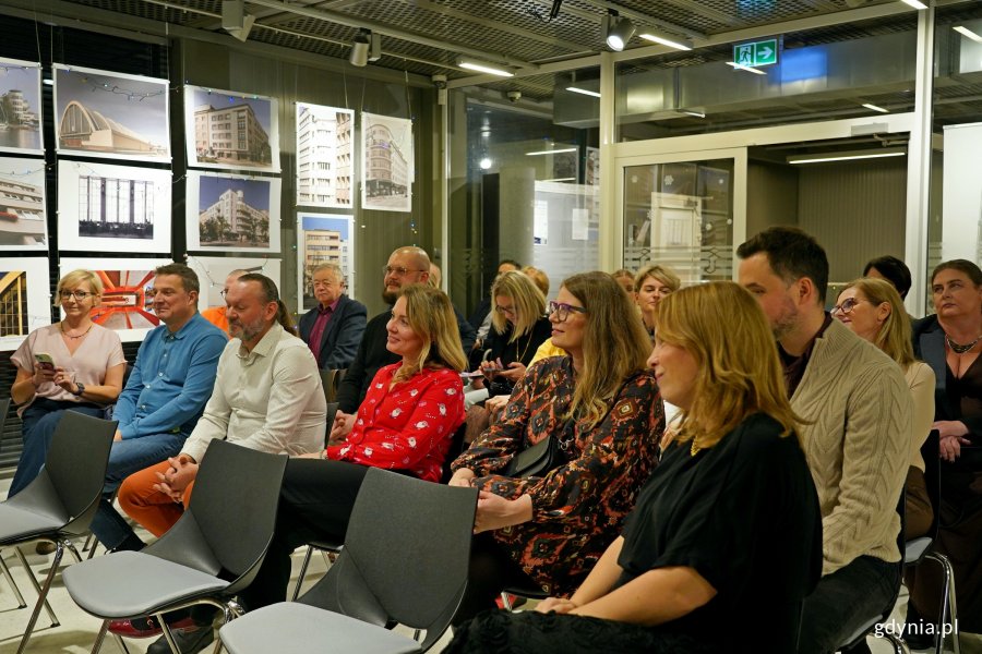 Uczestnicy spotkania świątecznego gdyńskich firm rodzinnych wraz z wiceprezydentką Oktawią Gorzeńską 