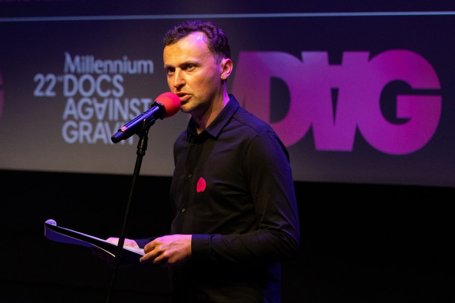 Przemysław Rydzewski prowadzący gdyńską galę festiwalu Millennium Docs Against Gravity