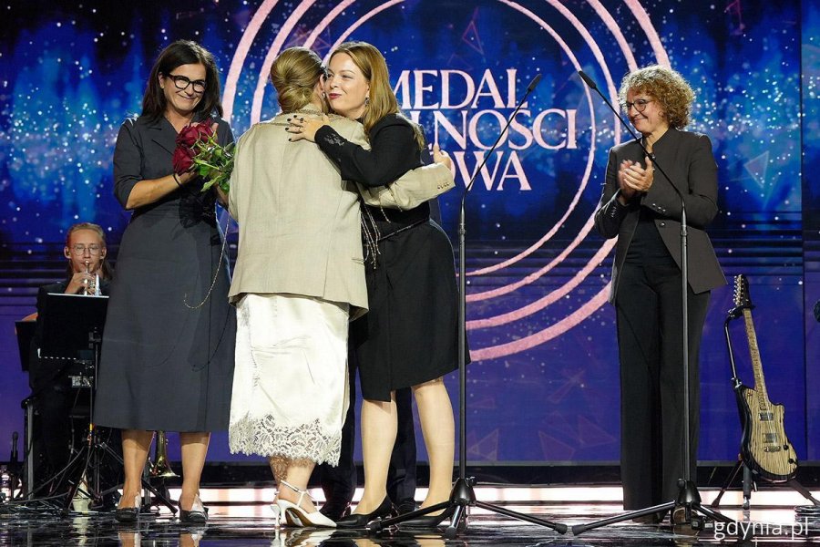 Na zdjęciu (od lewej): prezydent Gdańska Aleksandra Dulkiewicz, laureatka Natalia Panczenko, wiceprezydentka Gdyni Oktawia Gorzeńska i prezydentka Sopotu Magdalena Czarzyńska-Jachim (fot. Mirosław Pieślak)