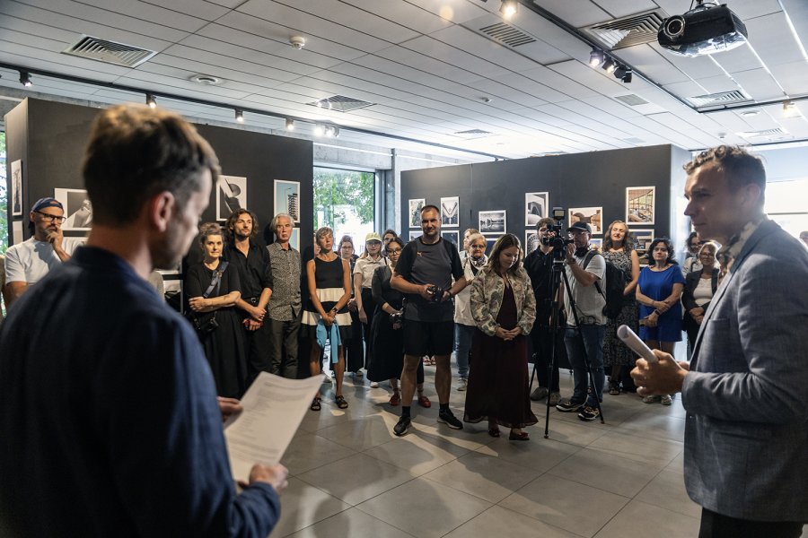Wernisaż wystawy pokonkursowej XVI edycji konkursu fotograficznego &bdquo;Gdyński Modernizm w Obiektywie 2026". (fot. Przemysław Kozłowski)