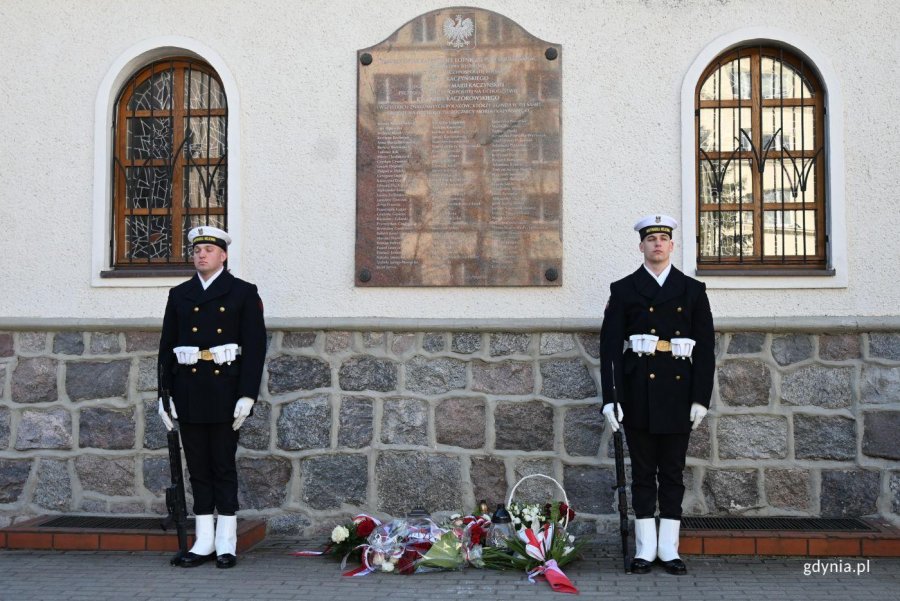Hołd ofiarom oddano r&oacute;wniez pod tablicą upamiętniającą, kt&oacute;ra znajduje się na Bazylice Morskiej (fot. Magdalena Starnawska)