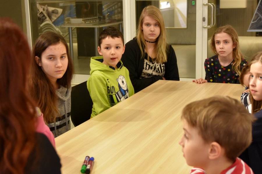 Spotkanie z przedstawicielem Fundacji Dbam o mój z@sięg przyniosło domowe kodeksy odpowiedzialnego korzystania z mediów cyfrowych, fot. Kamil Złoch
