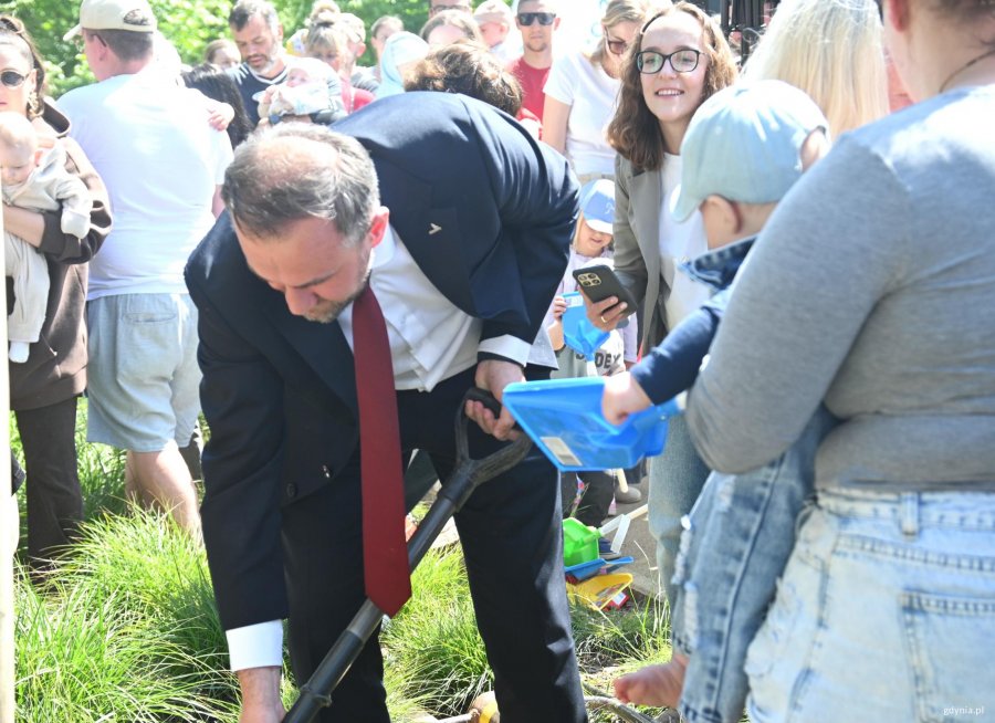 Mężczyzna w garniturze z łopatą