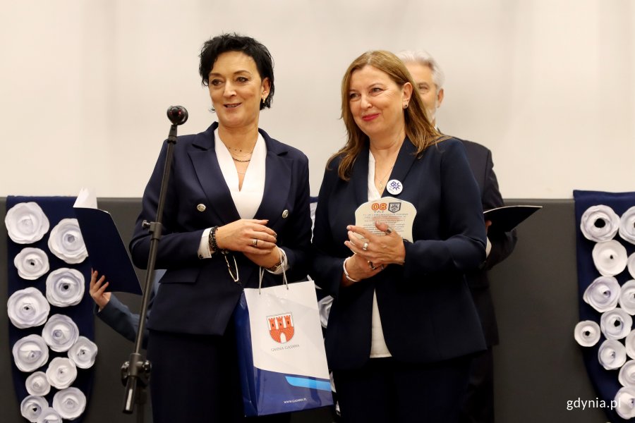 Jubileusz 80-lecia SP 17 w Gdyni, na zdjęciu od lewej: dyrektorka SP 17 Monika Małyszko i dyrektorka Szkoły Podstawowej im. Admirała Floty Józefa Unruga w Laskach Wielkich Magdalena Śniadecka (fot. Katarzyna Balcerzak)