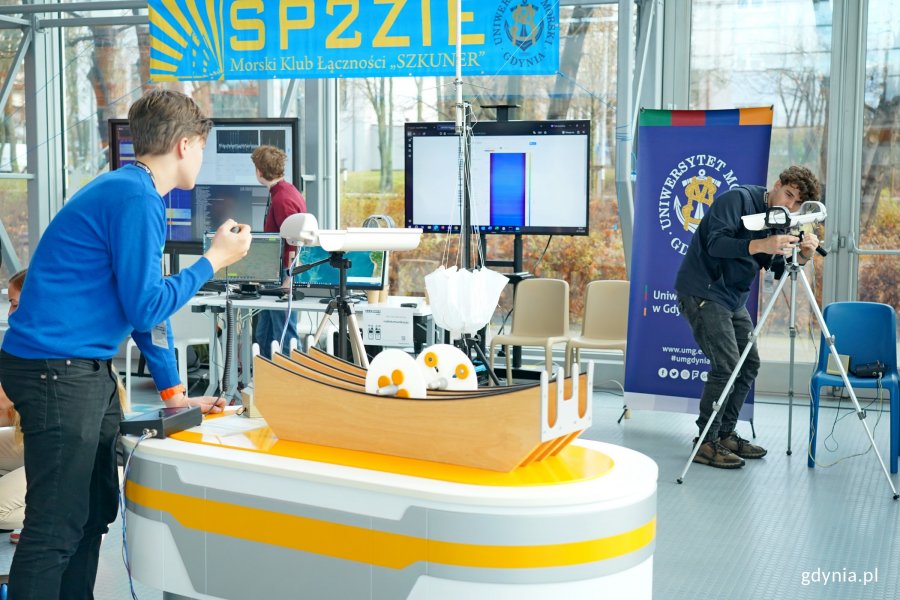 Jedno ze stoisk studentów Uniwersytetu Morskiego w Gdyni na ScienceCom 2025 