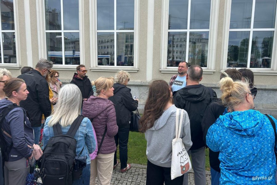 Pierwszym miejsce, jakie zwiedzili uczestnicy spaceru był Dworzec Gdynia Gł&oacute;wna. Na zdjęciu m.in. Michał Miegoń, przewodnik (fot. Magdalena Starnawska)